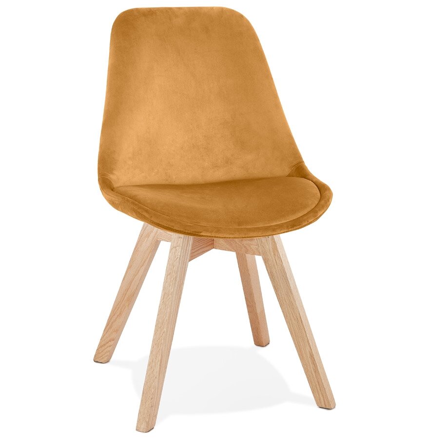 Stoel in mosterd fluweel &#039;JOE&#039; met structuur in natuurkleurig hout