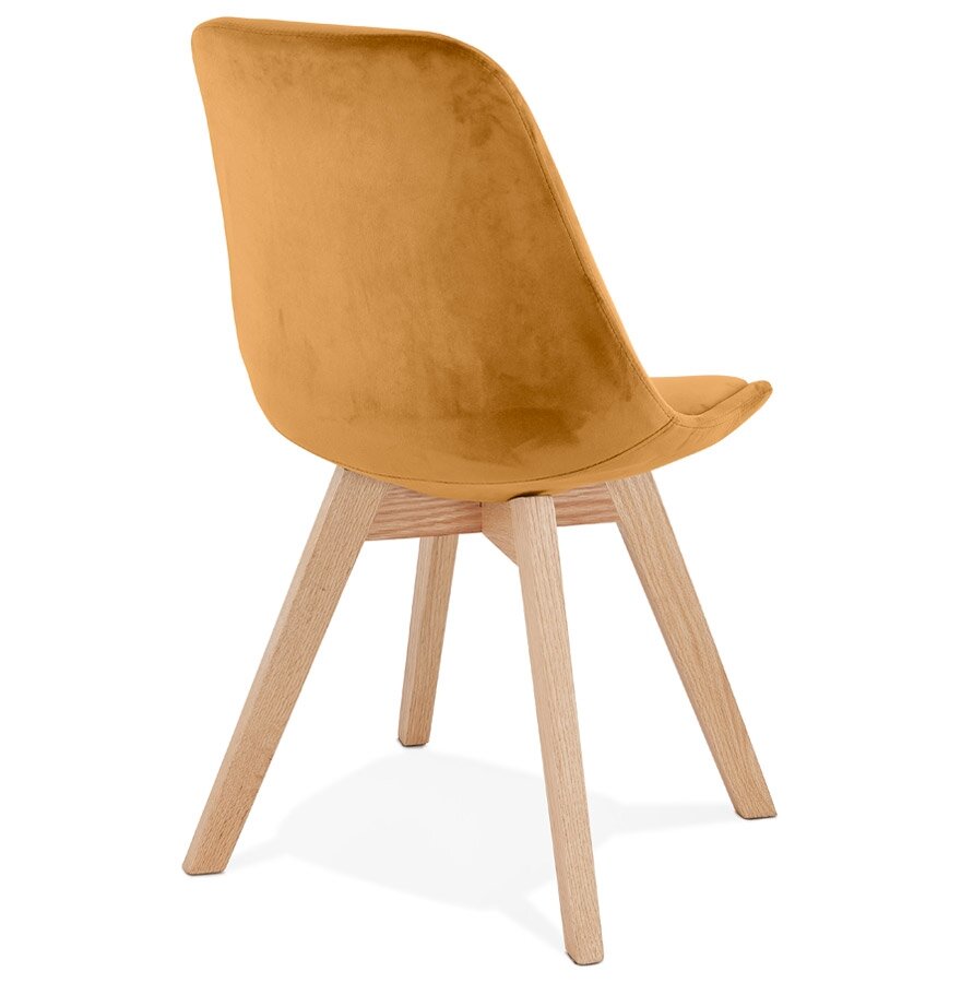 Stoel in mosterd fluweel &#039;JOE&#039; met structuur in natuurkleurig hout