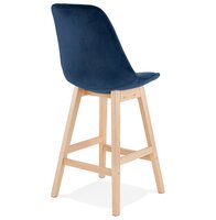 Halfhoge kruk &#039;MORISS MINI&#039; in fluweel blauw met poten in natuurlijk hout