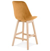 Halfhoge kruk &#039;MORISS MINI&#039; in mosterd fluweel met poten in natuurlijk hout