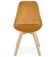 Stoel in mosterd fluweel &#039;JOE&#039; met structuur in natuurkleurig hout