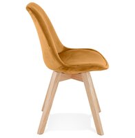 Stoel in mosterd fluweel &#039;JOE&#039; met structuur in natuurkleurig hout